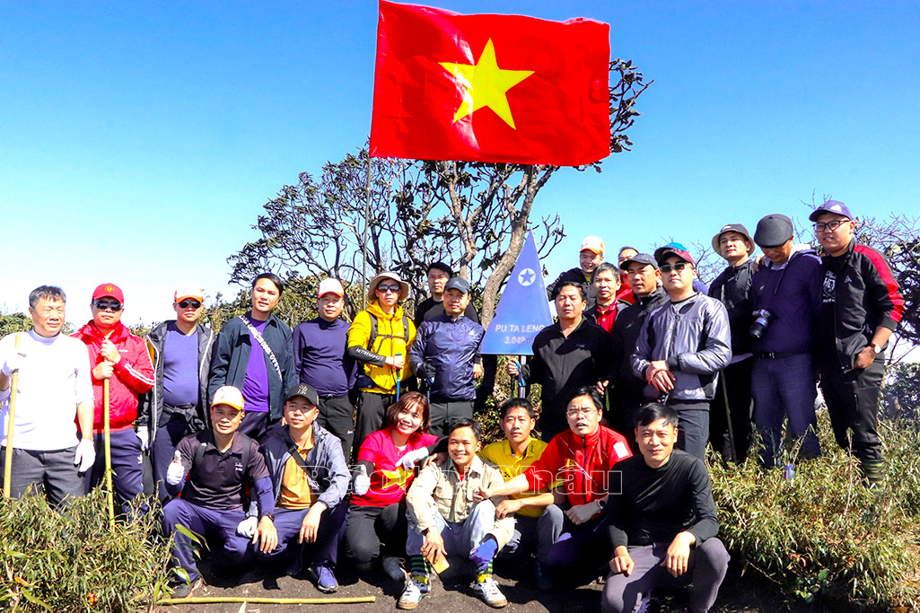 Đoàn công tác của tỉnh, huyện Tam Đường cùng các công ty du lịch, lữ hành, du khách khảo sát, trải nghiệm đỉnh Pu Ta Leng 